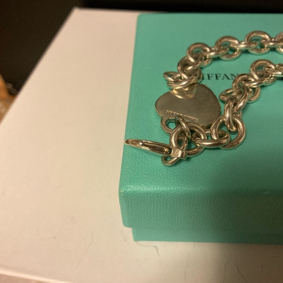 🌹9” Stunning Tiffany & Co Sterling Silver Heart Tag Charm Bracelet Size Large - Picture 2 of 9